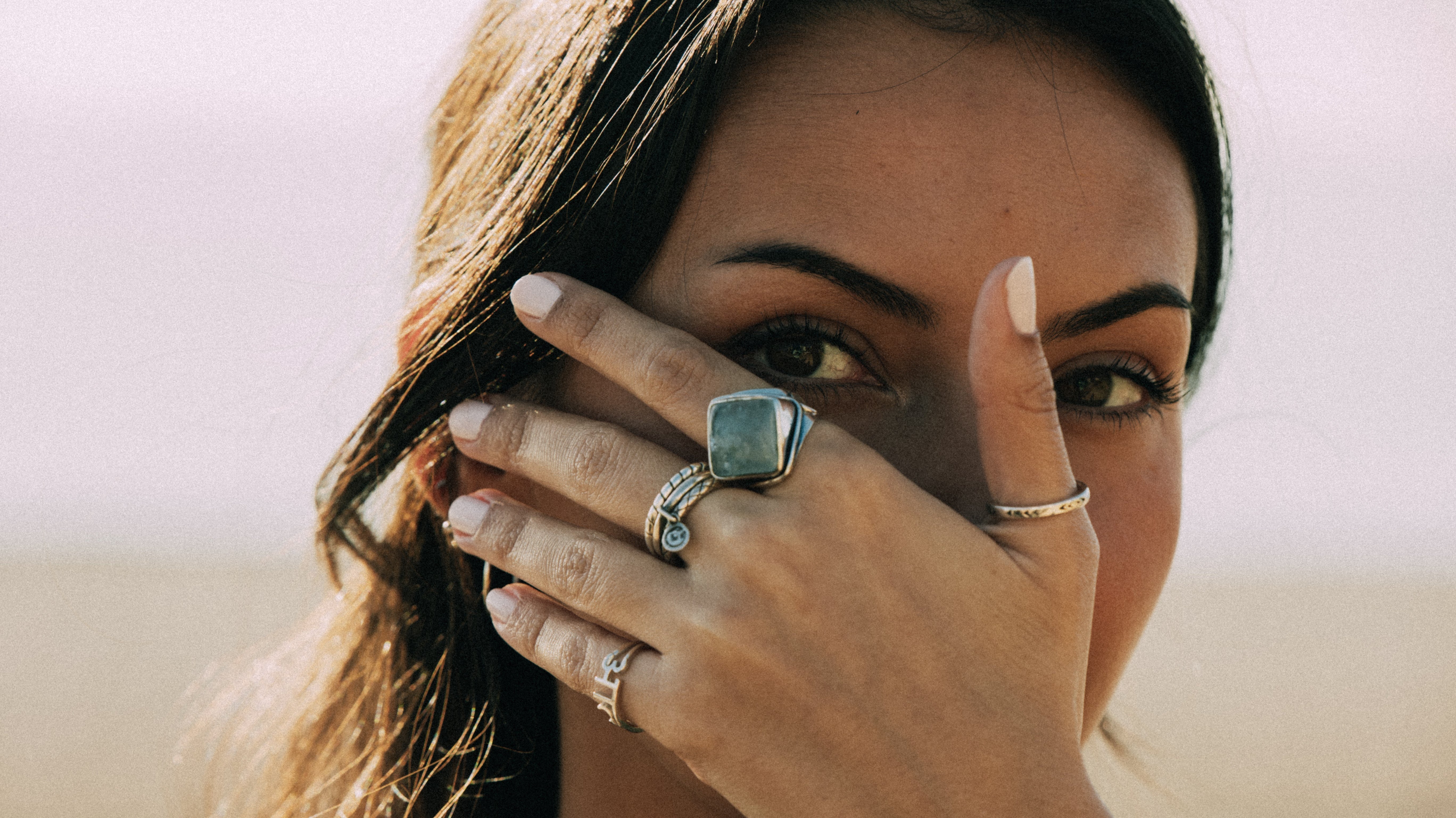 Cómo combinar anillos: trucos con plata, oro y piedras naturales