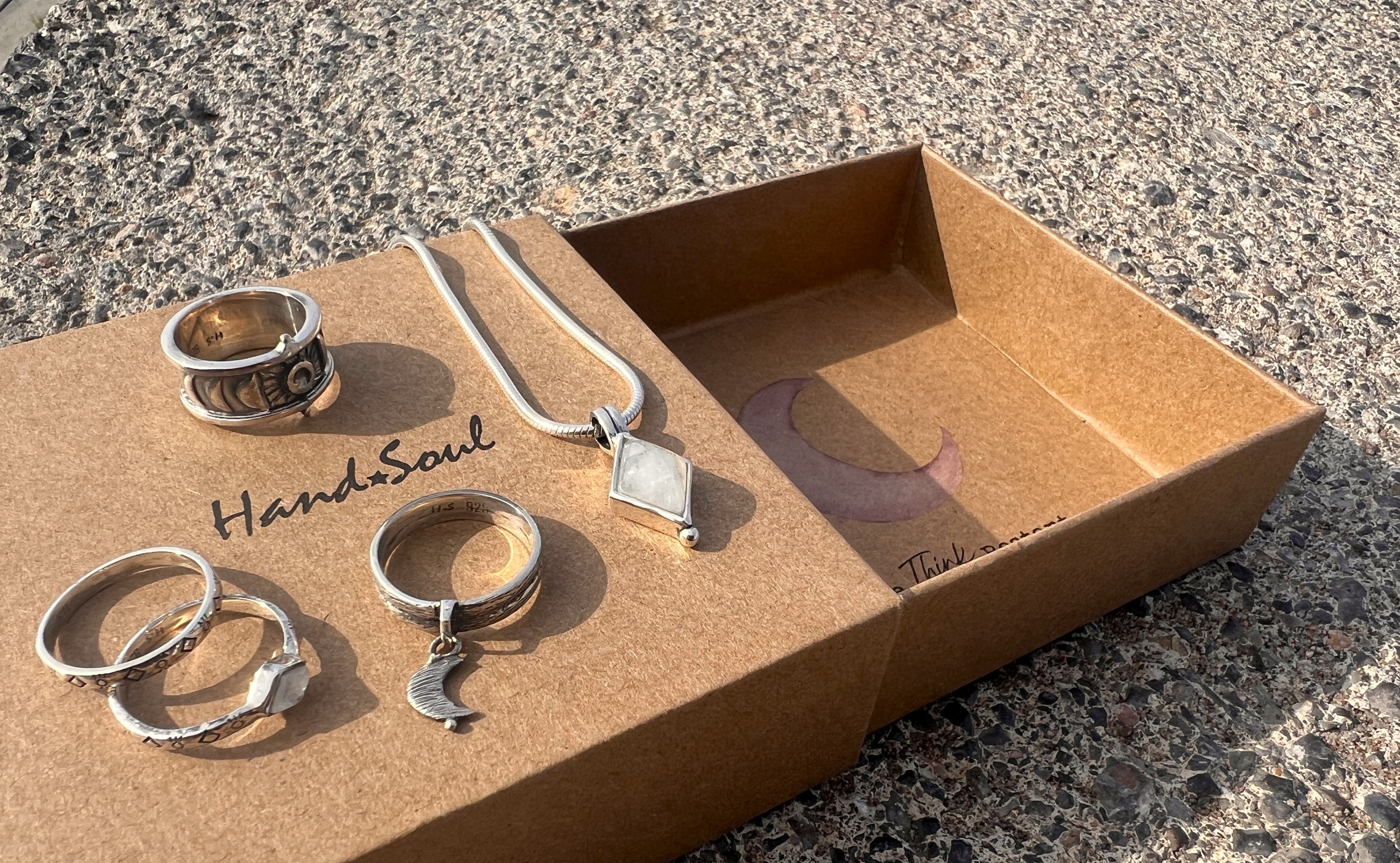 Entre Lunas: la nueva colección de joyas para honrar todas tus fases